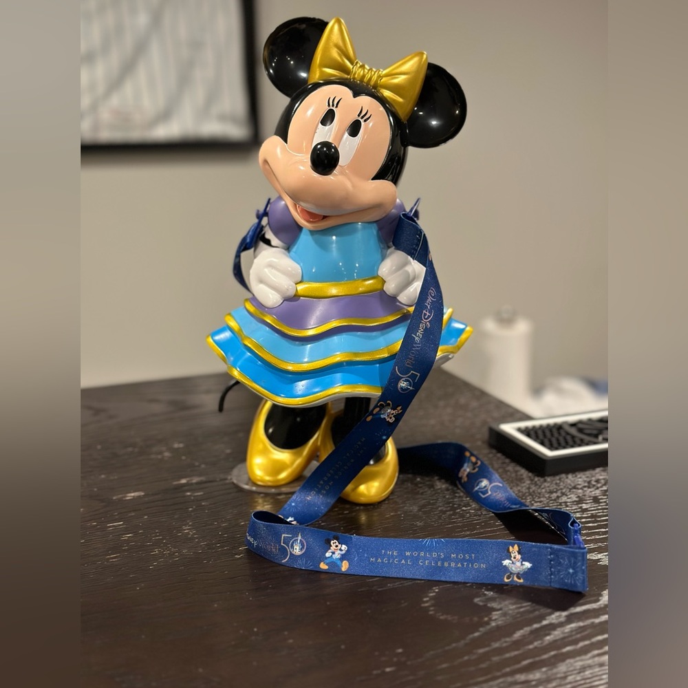 walt Disney world 50th anniversary Minnie Mouse sipper and it was never used.